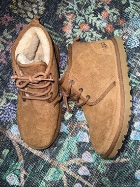 UGG Chestnut Suede Chukka Boots with Shearling Lining youth size 6
